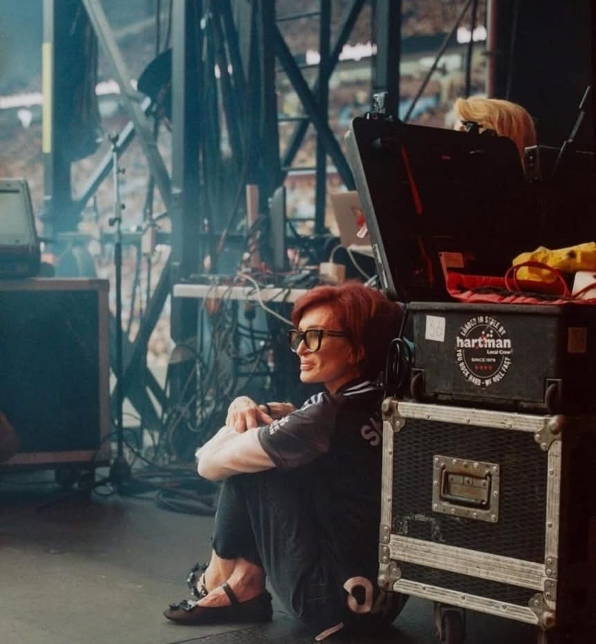 “All the Love from Ozzy’s Fans Reach Her”: A Stunning Photo from Black Sabbath’s Final Concert Captures a Lifetime Between Ozzy and Sharon
